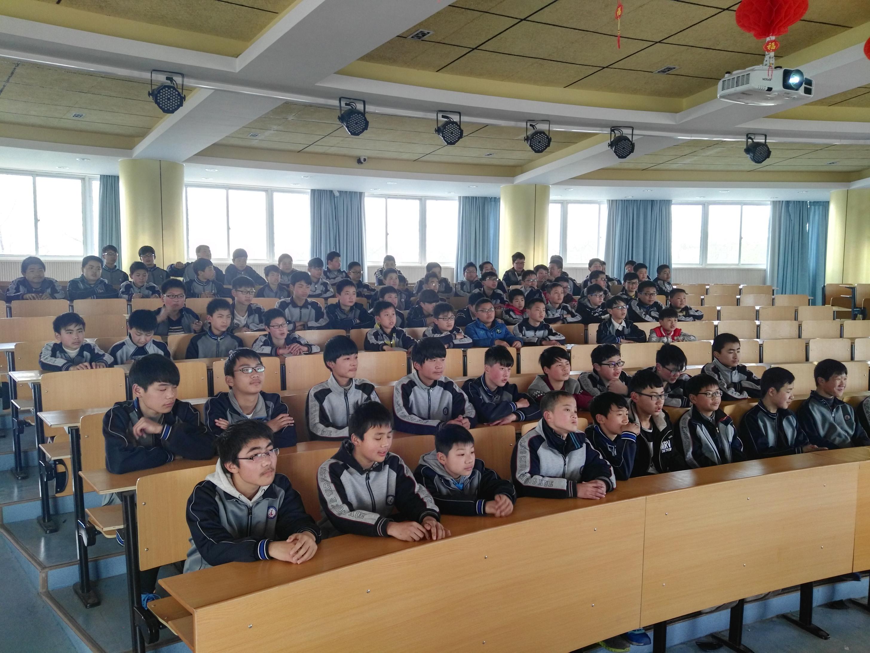初一学生聆听青春期教育讲座-江宁区秣陵初级中学
